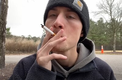 Лечение зависимости от табакокурения в Апшеронске Мужчина с сигаретой делает затяжку