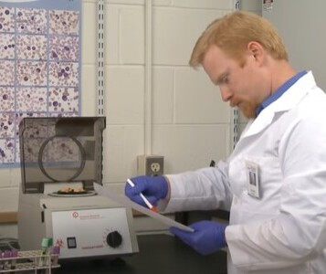 Клиника лечения наркозависимости в Апшеронске Врач в кабинете клиники