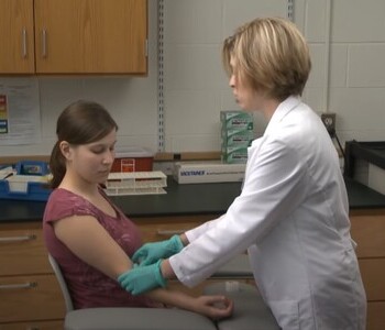 Лечение зависимости от аптечных препаратов в Апшеронске Врач делает инъекцию пациентке