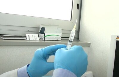 Проведение кодирования Вивитролом в Апшеронске Шприц с Вивитролом в руках у врача